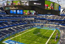 Interior do SoFi Stadium em Los Angeles, estádio da Copa 2026 com telão Oculus e cobertura de alta tecnologia.