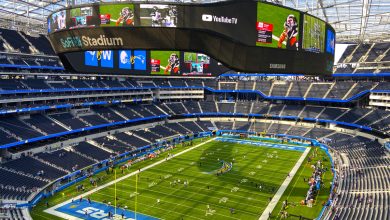 Interior do SoFi Stadium em Los Angeles, estádio da Copa 2026 com telão Oculus e cobertura de alta tecnologia.