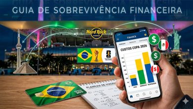 Mão segurando smartphone com gráfico de custos subindo e ícones de dólar e moedas flutuando, com o Hard Rock Stadium de Miami iluminado ao fundo projetando a bandeira do Brasil. No topo, o texto em português 'GUIA DE SOBREVIVÊNCIA FINANCEIRA".