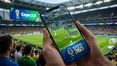 Mãos segurando um smartphone moderno em um estádio lotado. A tela do celular exibe uma interface de Realidade Aumentada com estatísticas de jogo (velocidade do jogador, mapa de calor e probabilidade de gol) sobrepostas ao gramado da Copa 2026. No canto inferior da tela do celular, o logo da Rádio 365 está nítido e em destaque.