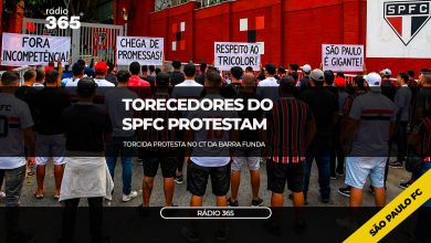 Torcida do São Paulo protesta no CT da Barra Funda