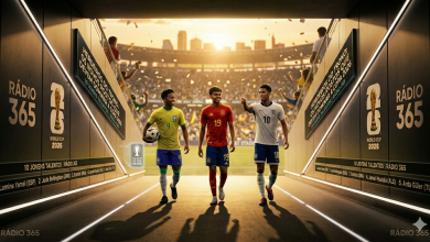 Uma foto cinematográfica de três jovens jogadores (Lamine Yamal com a 19 da Espanha, Endrick com a 9 do Brasil e Jude Bellingham com a 10 da Inglaterra) caminhando com confiança em direção ao espectador. Eles estão no mesmo túnel moderno de acesso da imagem anterior, mas agora em direção oposta, saindo de um estádio da Copa 2026 banhado pela luz dourada do nascer do sol, simbolizando o início de uma nova era. Um painel holográfico flutua no ar, exibindo a lista "HERDEIROS DO TRONO: 10 JOVENS TALENTOS" com nomes como Musiala, Endrick e Bellingham, junto com o logo da Rádio 365. A atmosfera é cheia de otimismo, energia e celebração.