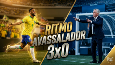 Ilustração digital mostrando o atacante Matheus Cunha correndo e sorrindo ao comemorar um gol pela Seleção Brasileira, vestindo a camisa amarela. Do lado direito da imagem, dividida por uma linha diagonal, o técnico Carlo Ancelotti aparece de terno na beira do gramado orientando o time durante a noite no estádio.