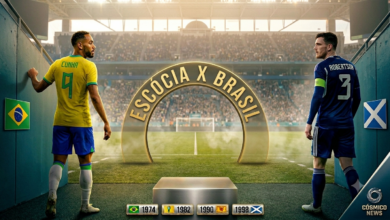 Vista central do gramado e das arquibancadas de um estádio de futebol moderno. Um arco dourado no centro exibe a escrita "Escócia x Brasil". Nas laterais da imagem, um jogador brasileiro e um jogador escocês, vestindo seus uniformes oficiais, observam o campo. Na borda inferior, pequenos ícones indicam os anos dos confrontos históricos entre as seleções.