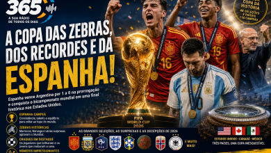 Jogadores da Espanha comemoram o título da Copa do Mundo de 2026 ao lado do troféu da FIFA, enquanto um atleta da Argentina aparece abatido após a derrota na final. A arte destaca as principais seleções do torneio e celebra o encerramento do maior Mundial da história.